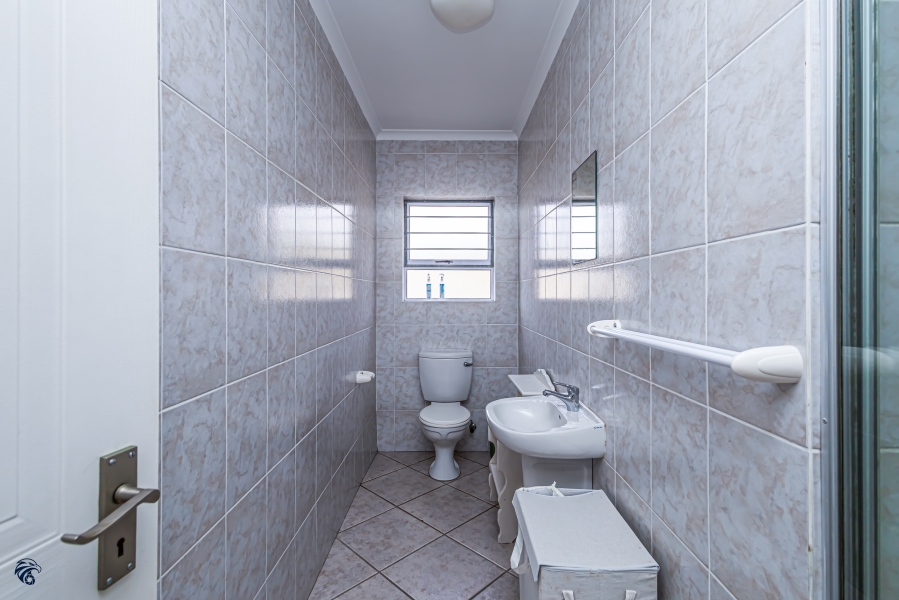 6 Bedroom Property for Sale in Middedorp Western Cape